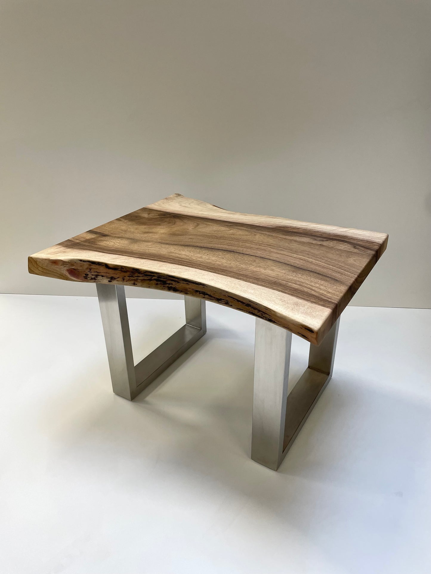 Massivholz Tischplatte Nussbaum-Couchtisch mit Baumkante – Massivholz, handgefertigt, Holzunikat