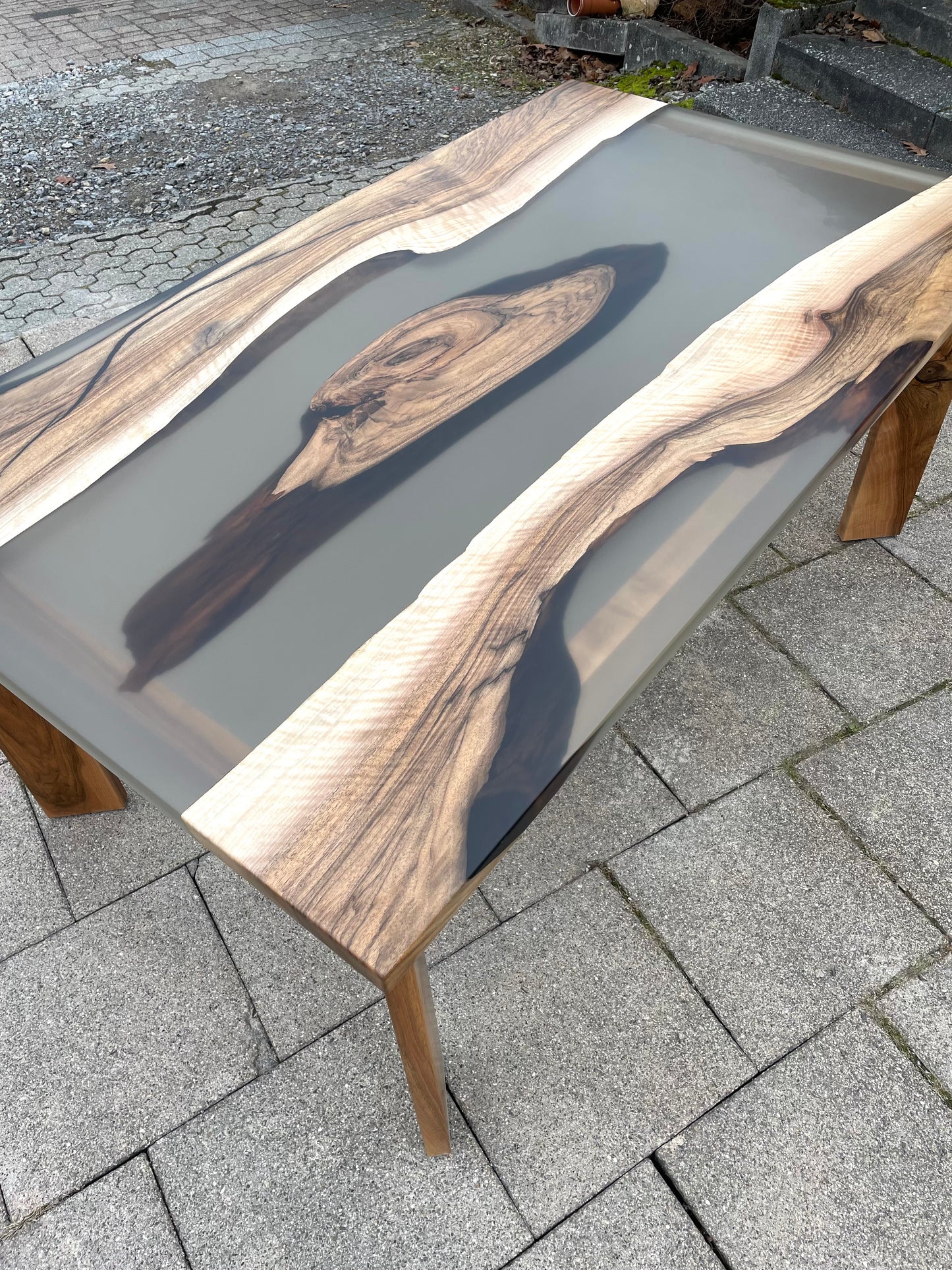 Epoxidharztisch mit europäischem Nussbaumholz / EINZELSTÜCK !! / Holzunikat aus Massivholz / Einzigartiger Tisch