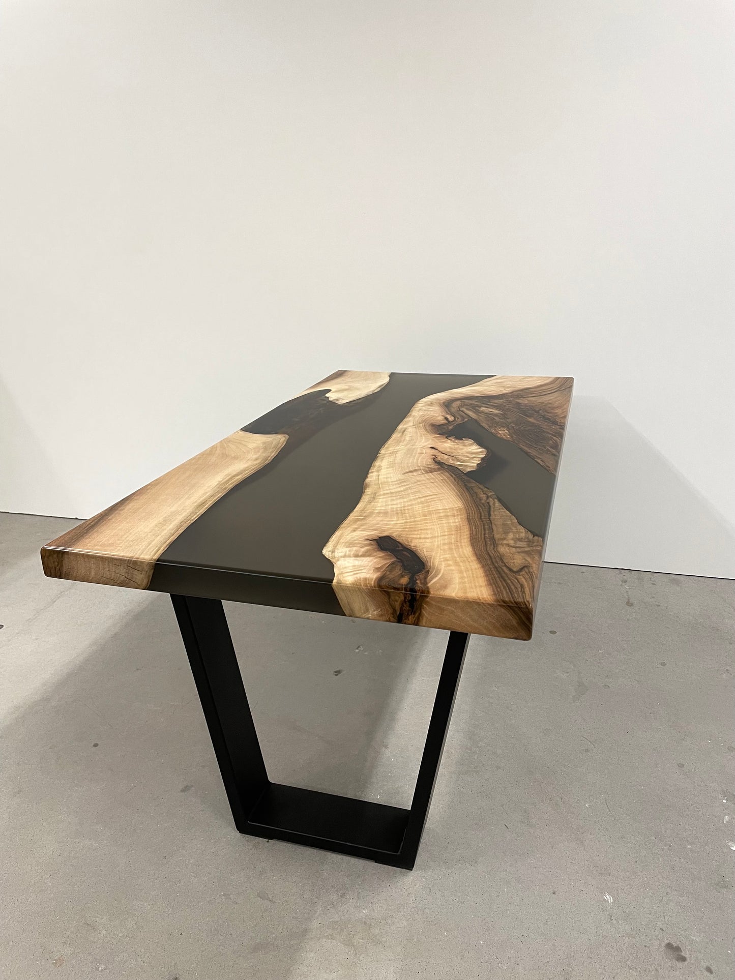 Nach Maß bestellen ! Epoxidharz-Couchtisch aus massivem Nussbaumholz – handgefertigt / Holzunikat