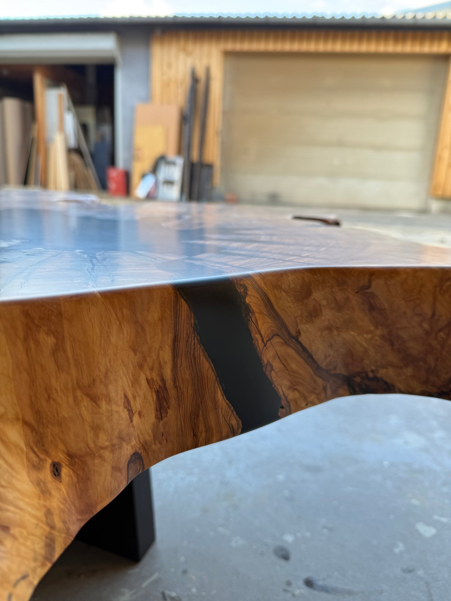 Wurzelholztisch - Olivenholzscheibe kombiniert mit Epoxidharz