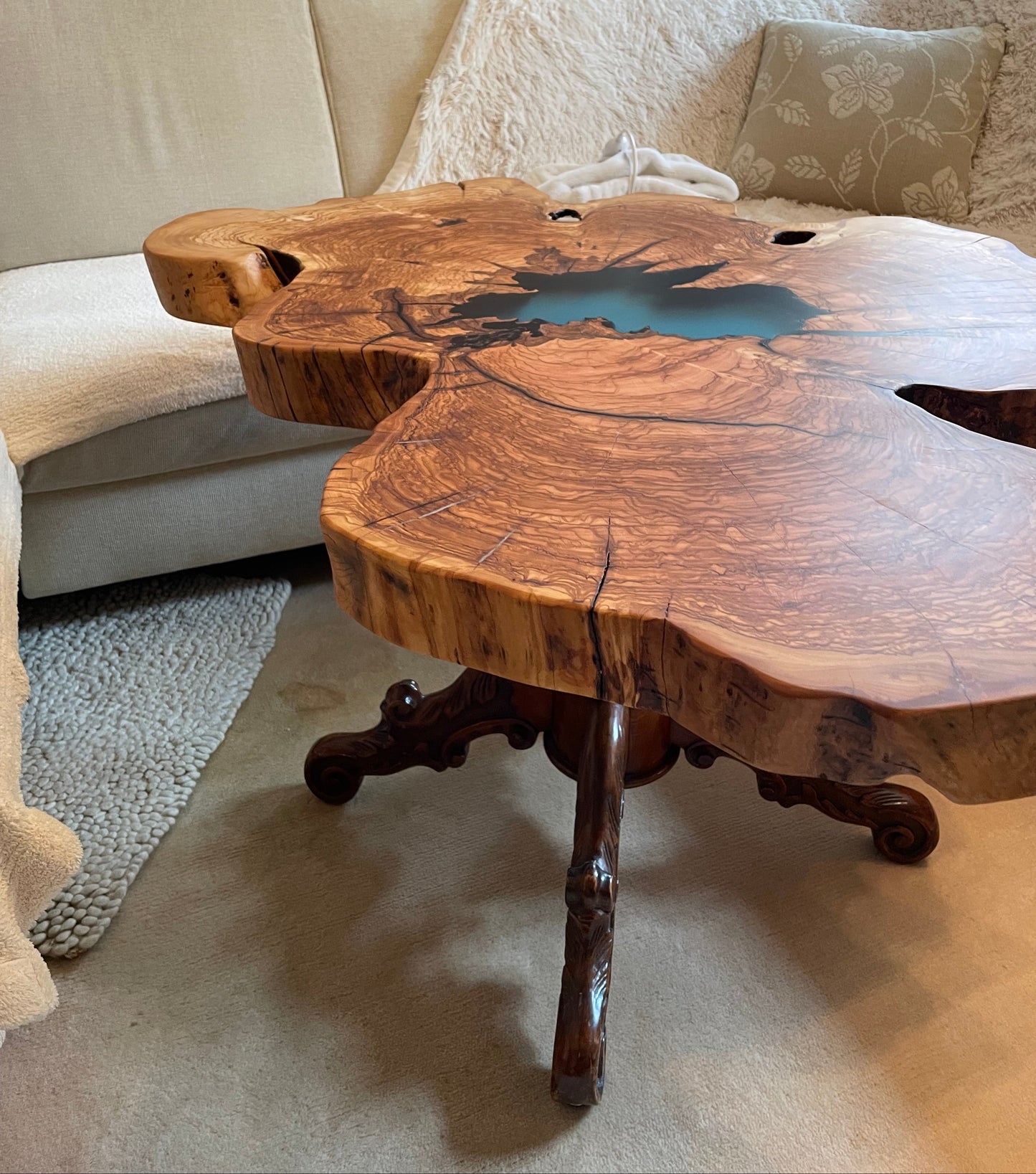 Couchtisch aus einer Olivenholzscheibe