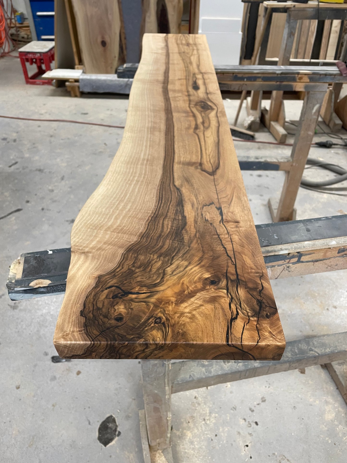 Massivholzplatte aus Nussbaumholz mit Waldkante - geölt oder lackiert / Verschiedene Größen