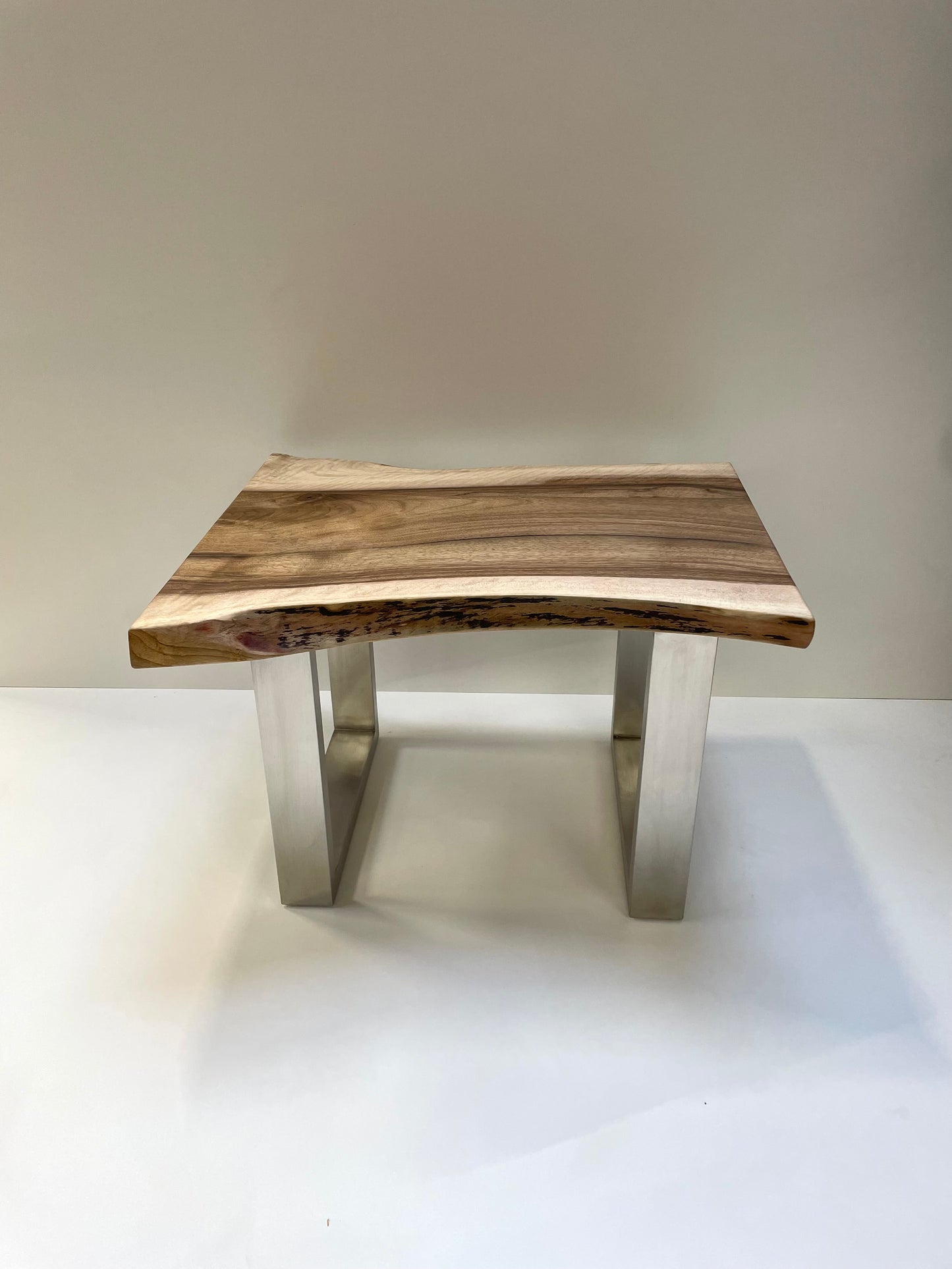 Massivholz Tischplatte Nussbaum-Couchtisch mit Baumkante – Massivholz, handgefertigt, Holzunikat
