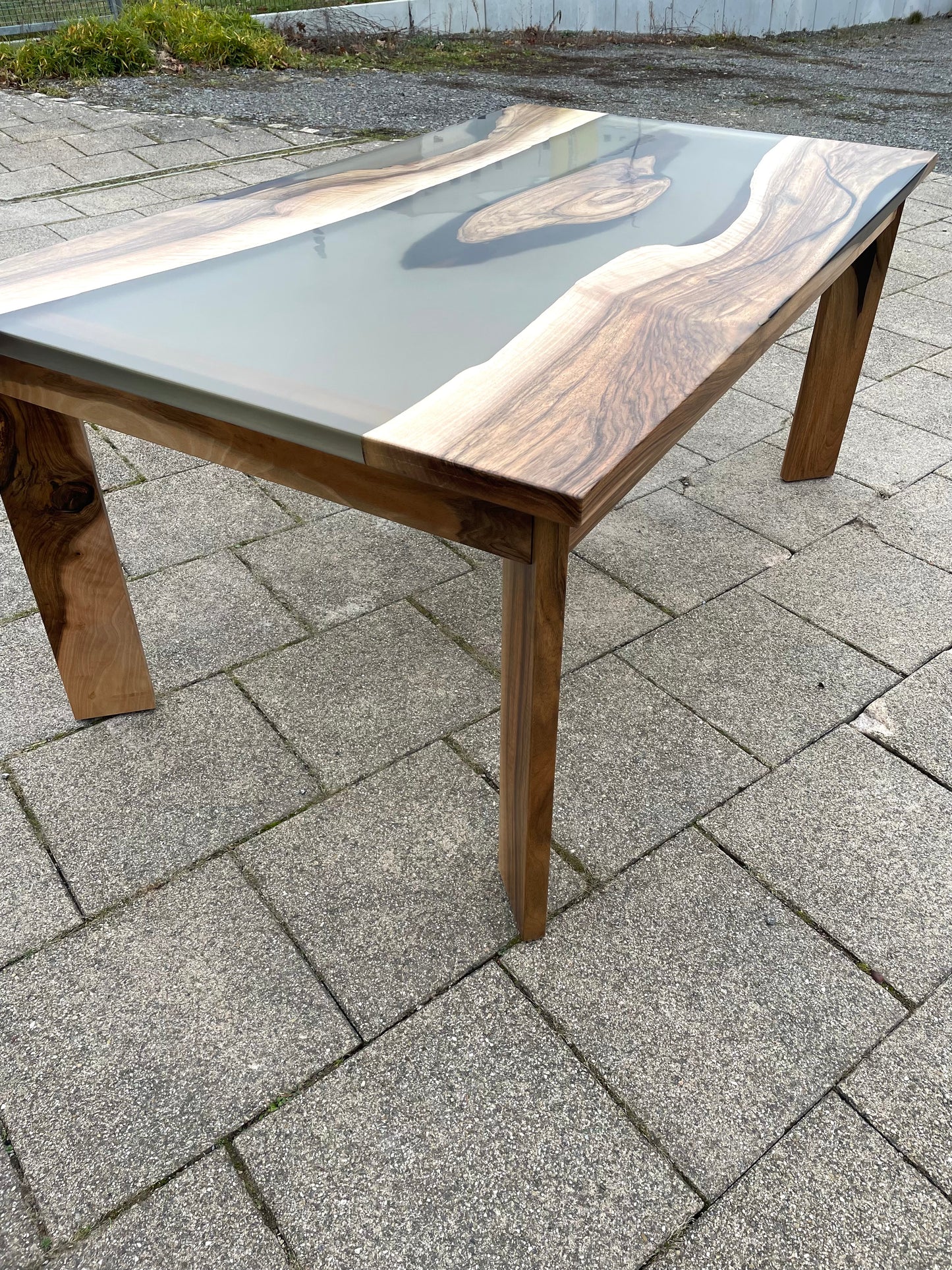 Epoxidharztisch mit europäischem Nussbaumholz / EINZELSTÜCK !! / Holzunikat aus Massivholz / Einzigartiger Tisch