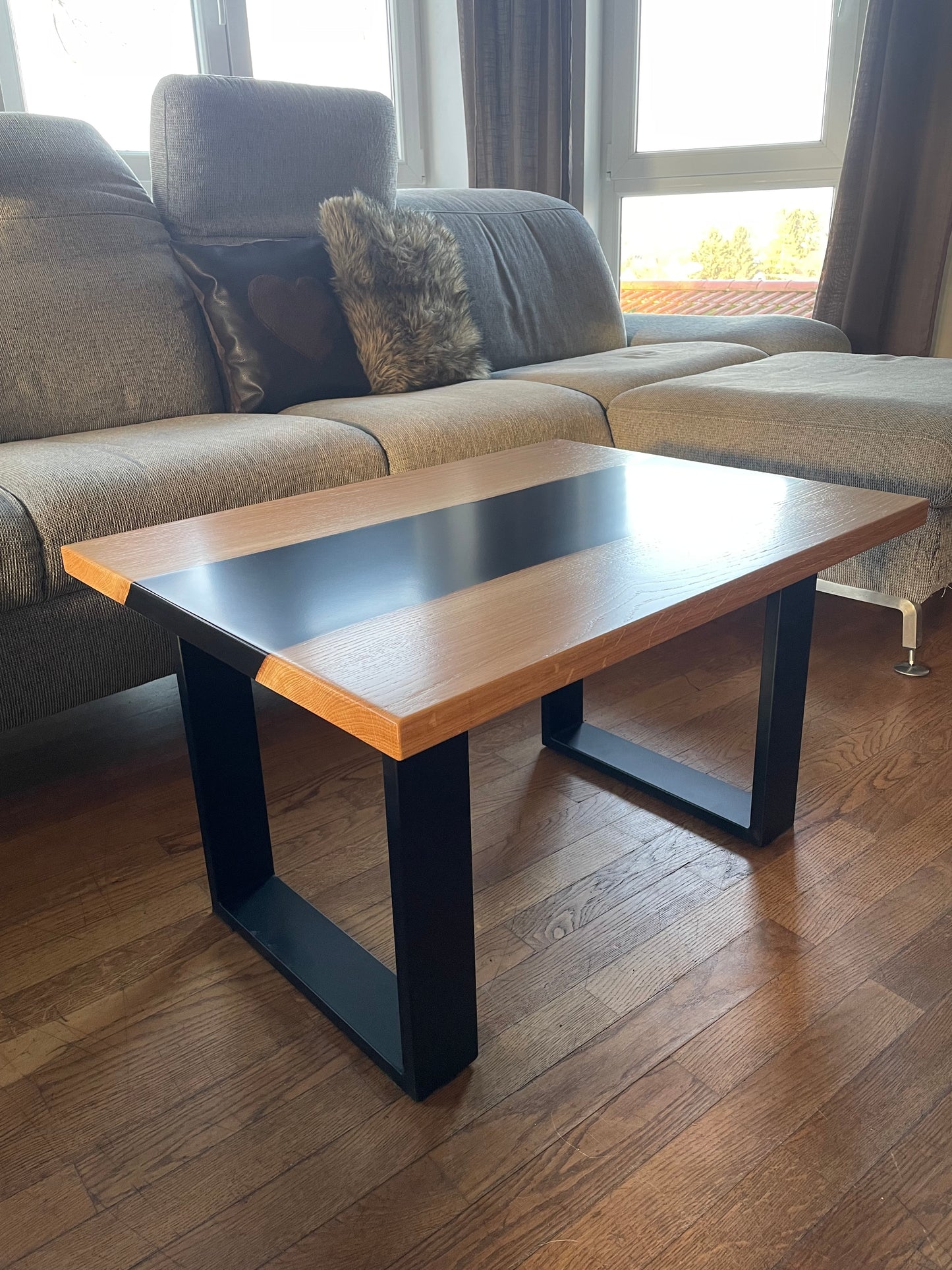 Massivholz Tischplatte Nussbaum-Couchtisch mit Baumkante – Massivholz, handgefertigt, Holzunikat