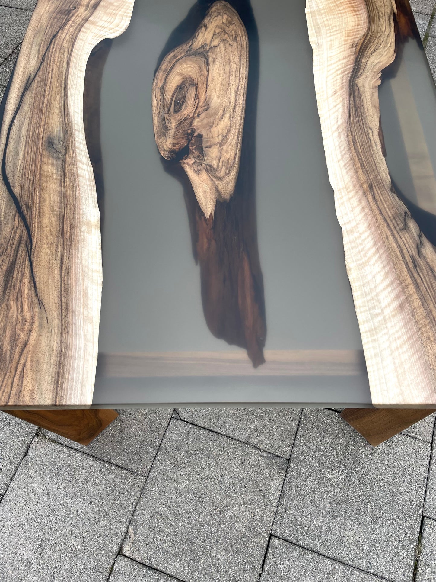 Epoxidharztisch mit europäischem Nussbaumholz / EINZELSTÜCK !! / Holzunikat aus Massivholz / Einzigartiger Tisch