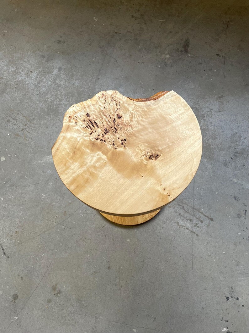 Runder Beistelltisch aus Maserpappel – Massivholz, Designerstück, Holzunikat, Massivholztischplatte