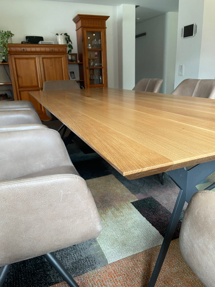 Esstische aus Massivholz und Epoxidharz