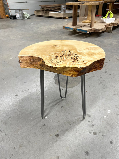 Holzunikat Runder Nussbaum-Couchtisch mit Hochglanz-Epoxidharz – Massivholz, Massivholztisch nach Maß bestellen