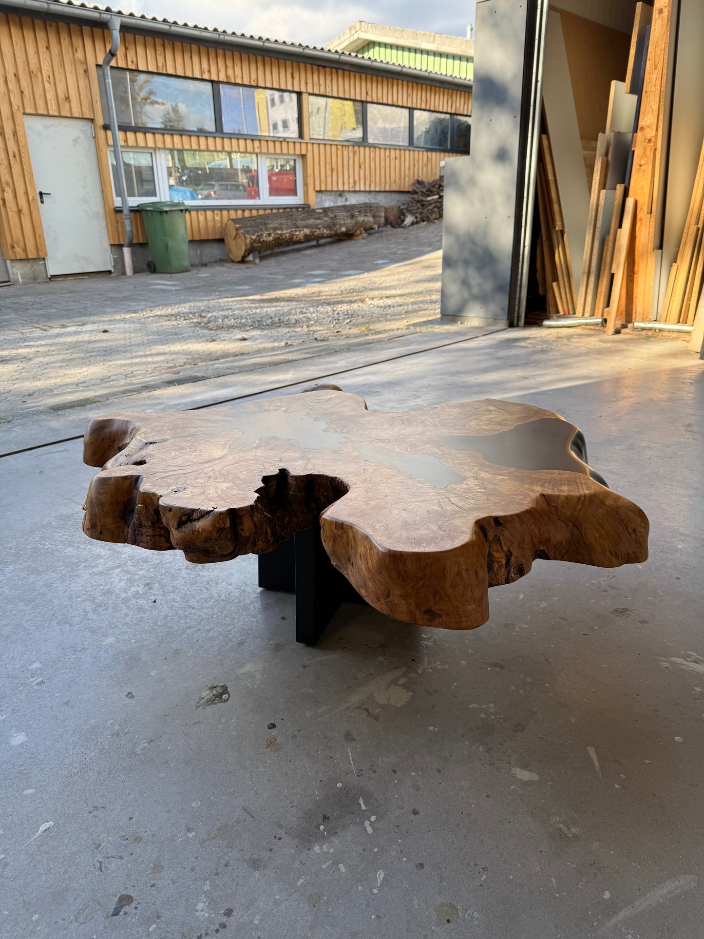 Wurzelholztisch - Olivenholzscheibe kombiniert mit Epoxidharz