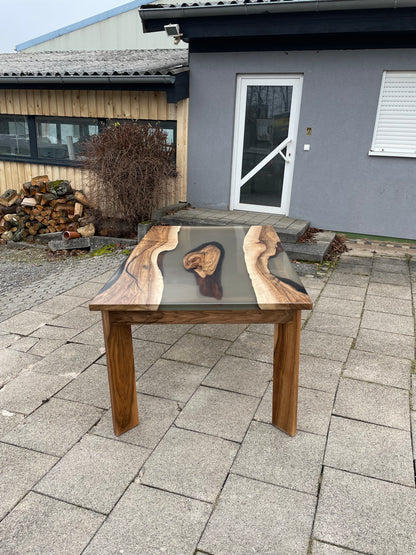 Epoxidharztisch mit europäischem Nussbaumholz / EINZELSTÜCK !! / Holzunikat aus Massivholz / Einzigartiger Tisch