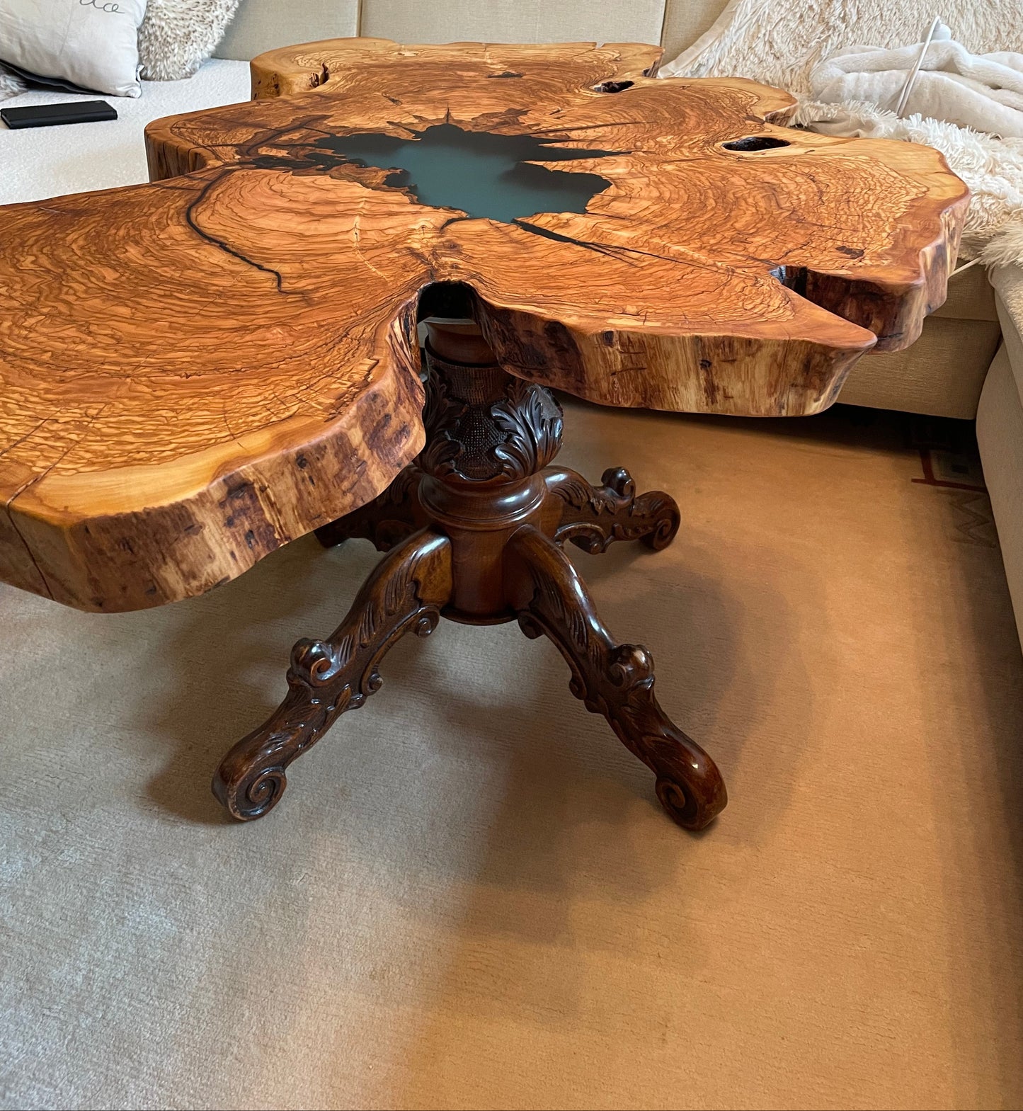 Couchtisch aus einer Olivenholzscheibe