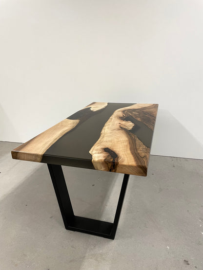 Nach Maß bestellen ! Epoxidharz-Couchtisch aus massivem Nussbaumholz – handgefertigt / Holzunikat