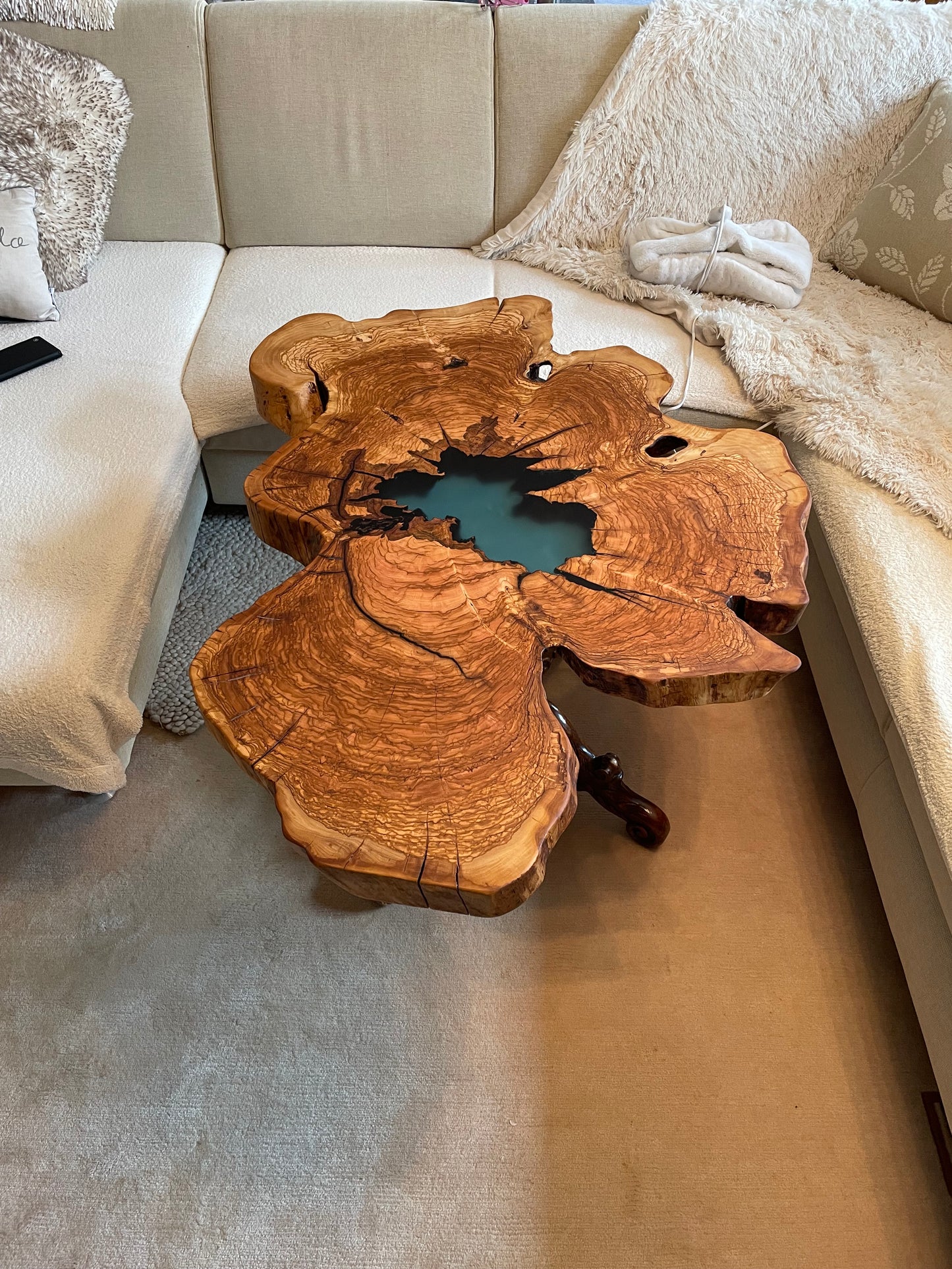 Couchtisch aus einer Olivenholzscheibe