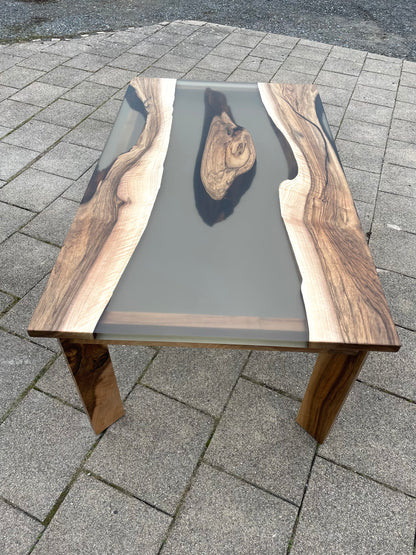 Epoxidharztisch mit europäischem Nussbaumholz / EINZELSTÜCK !! / Holzunikat aus Massivholz / Einzigartiger Tisch