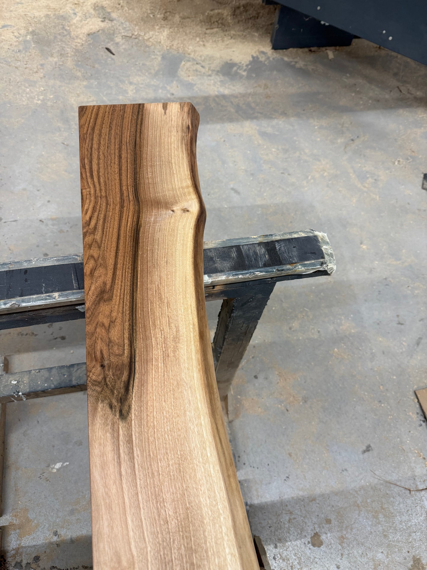 Massivholzplatte aus Nussbaumholz mit Waldkante - geölt oder lackiert / Verschiedene Größen