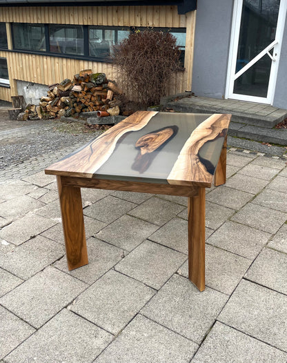 Epoxidharztisch mit europäischem Nussbaumholz / EINZELSTÜCK !! / Holzunikat aus Massivholz / Einzigartiger Tisch