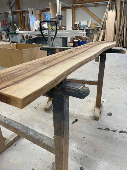 Massivholzplatte aus Nussbaumholz mit Waldkante - geölt oder lackiert / Verschiedene Größen