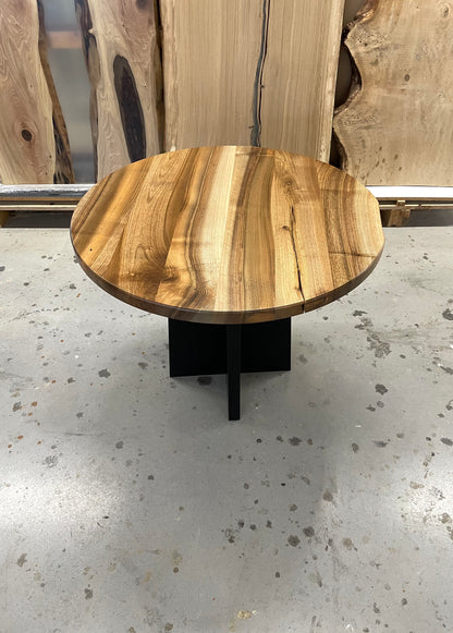 Runder Esstisch aus Nussbaum - Holz - Holztisch mit schwarzem Gestell - Massivholztischplatte