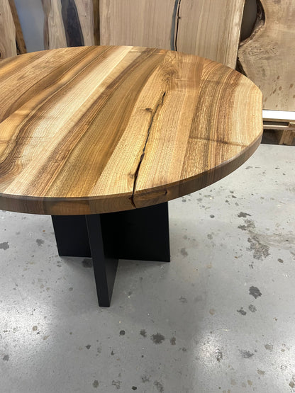 Runder Esstisch aus Nussbaum - Holz - Holztisch mit schwarzem Gestell - Massivholztischplatte