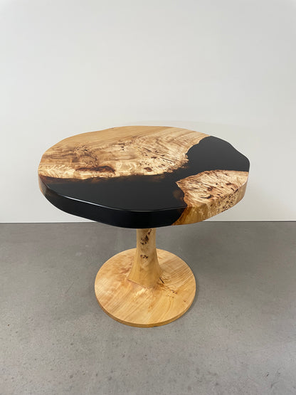 Handgefertigter Maserpappel-Couchtisch – Rustikal, mit Epoxidharz Holzunikate aus Massiver Tischplatte