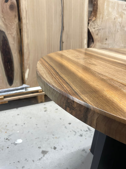 Runder Esstisch aus Nussbaum - Holz - Holztisch mit schwarzem Gestell - Massivholztischplatte