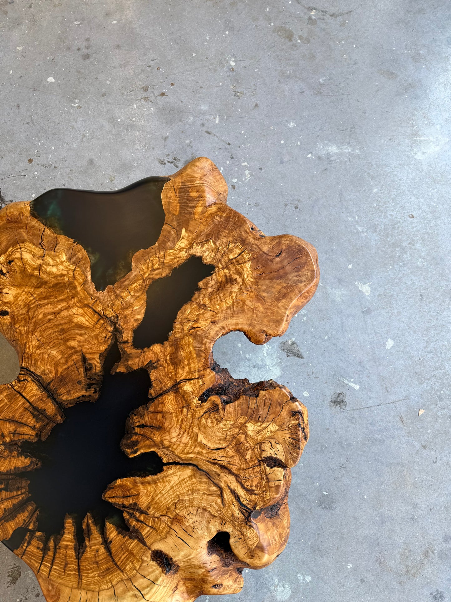 Wurzelholztisch - Olivenholzscheibe kombiniert mit Epoxidharz