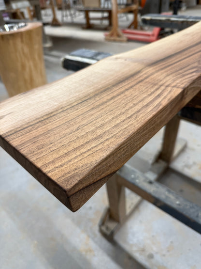 Massivholzplatte aus Nussbaumholz mit Waldkante - geölt oder lackiert / Verschiedene Größen