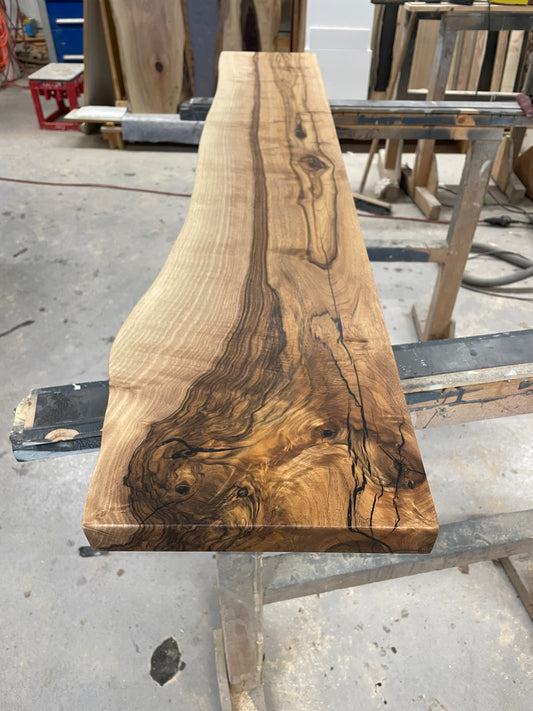 Massivholzplatte aus Nussbaumholz mit Waldkante - geölt oder lackiert / Verschiedene Größen