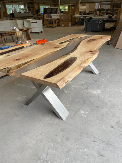 Epoxidharztisch - Nussbaum Tischplatte - Edelstahl Tischgestell - EINZELSTÜCK