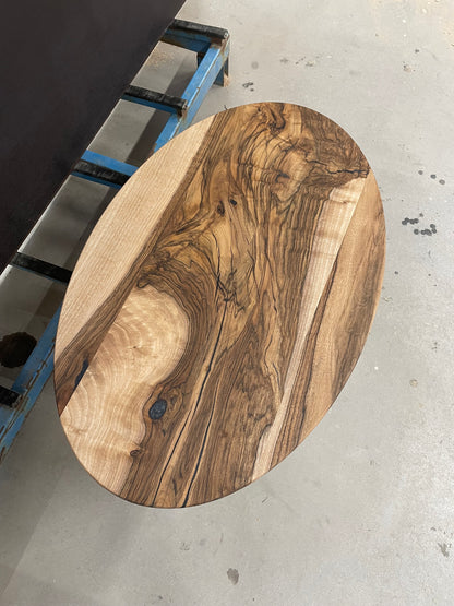Nussbaum - Massivholztisch - Ovale Form / verschiedene Größen verfügbar - Einzigartiger Tisch