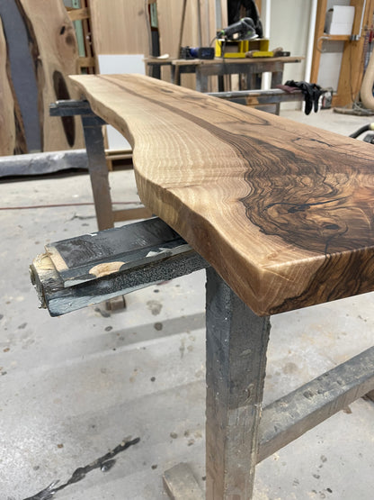 Massivholzplatte aus Nussbaumholz mit Waldkante - geölt oder lackiert / Verschiedene Größen