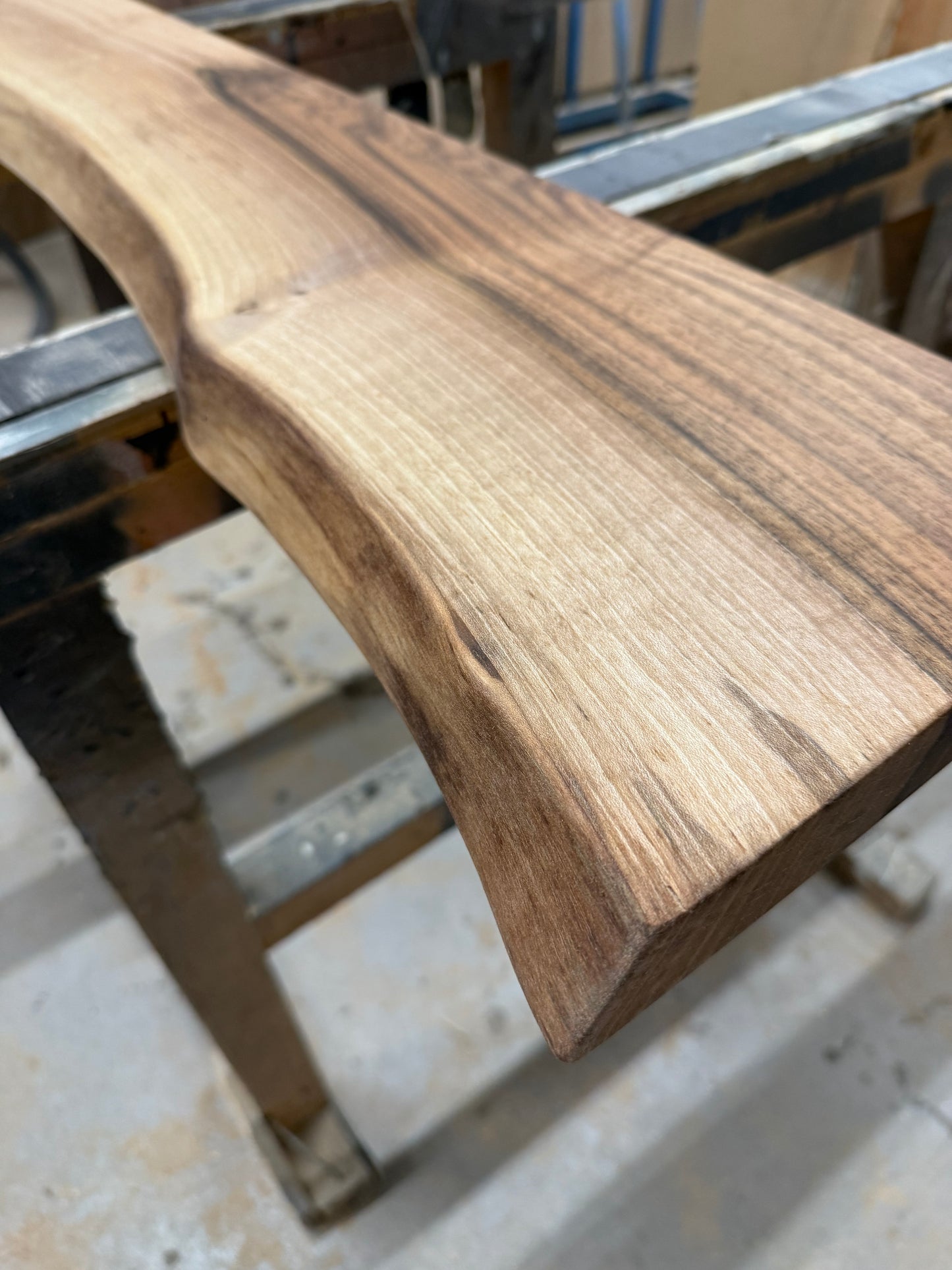 Massivholzplatte aus Nussbaumholz mit Waldkante - geölt oder lackiert / Verschiedene Größen