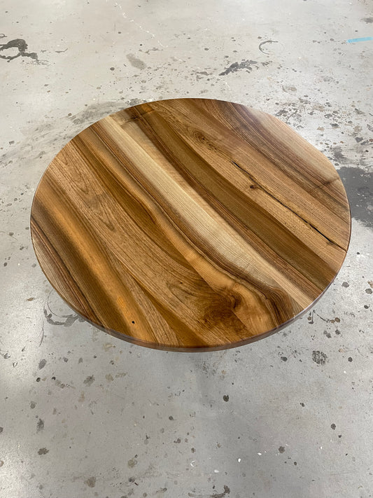 Runder Esstisch aus Nussbaum - Holz - Holztisch mit schwarzem Gestell - Massivholztischplatte