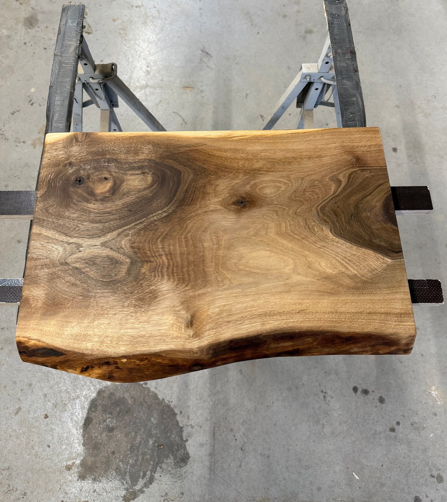 Massivholzplatte aus Nussbaumholz mit Waldkante - geölt oder lackiert / Verschiedene Größen