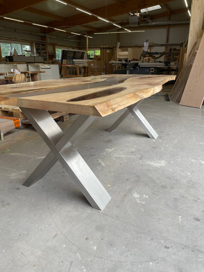 Epoxidharztisch - Nussbaum Tischplatte - Edelstahl Tischgestell - EINZELSTÜCK