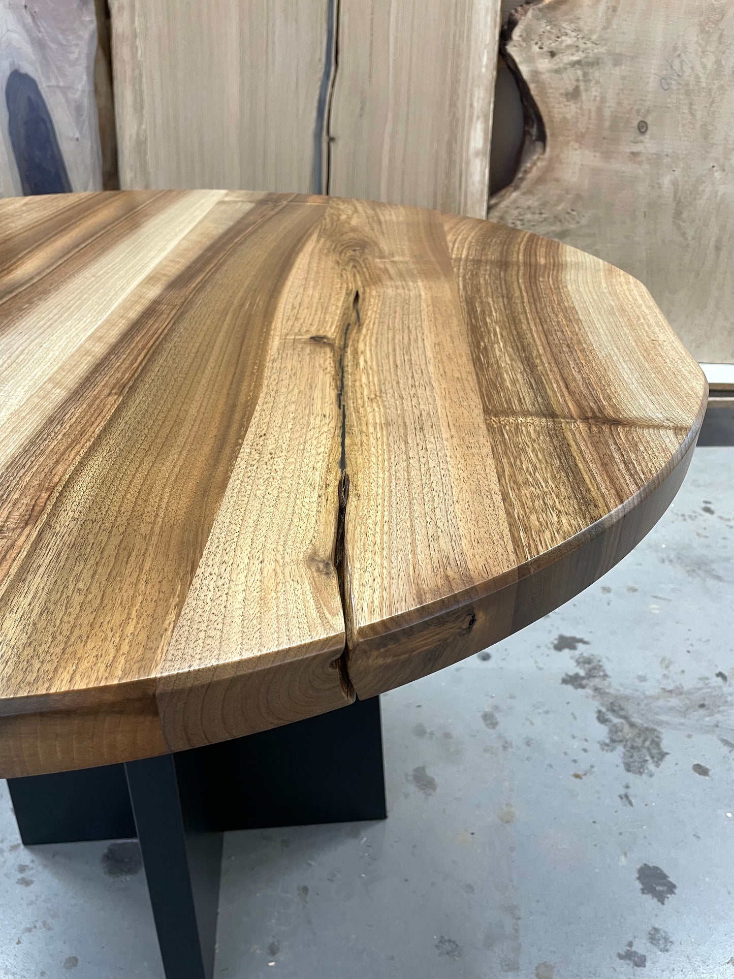 Runder Esstisch aus Nussbaum - Holz - Holztisch mit schwarzem Gestell - Massivholztischplatte