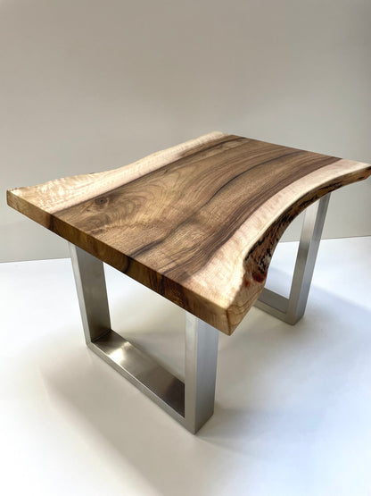 Massivholz Tischplatte Nussbaum-Couchtisch mit Baumkante – Massivholz, handgefertigt, Holzunikat