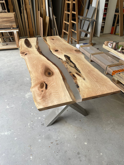 Epoxidharztisch - Nussbaum Tischplatte - Edelstahl Tischgestell - EINZELSTÜCK