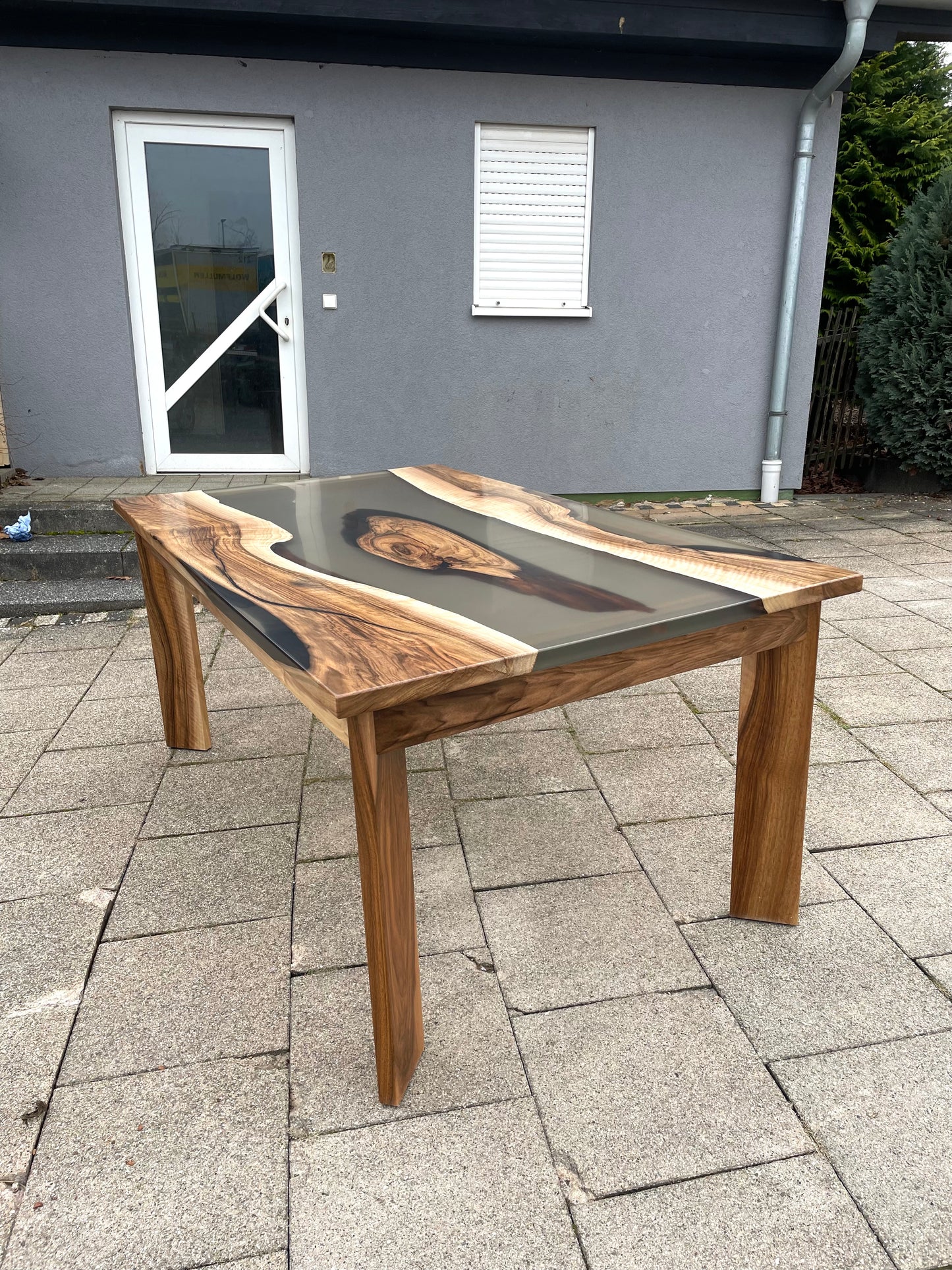 Epoxidharztisch mit europäischem Nussbaumholz / EINZELSTÜCK !! / Holzunikat aus Massivholz / Einzigartiger Tisch