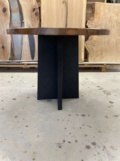 Runder Esstisch aus Nussbaum - Holz - Holztisch mit schwarzem Gestell - Massivholztischplatte