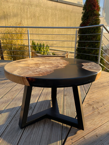 Holzunikat Runder Nussbaum-Couchtisch mit Hochglanz-Epoxidharz – Massivholz, Massivholztisch nach Maß bestellen