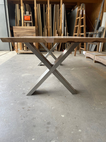 Epoxidharztisch - Nussbaum Tischplatte - Edelstahl Tischgestell - EINZELSTÜCK