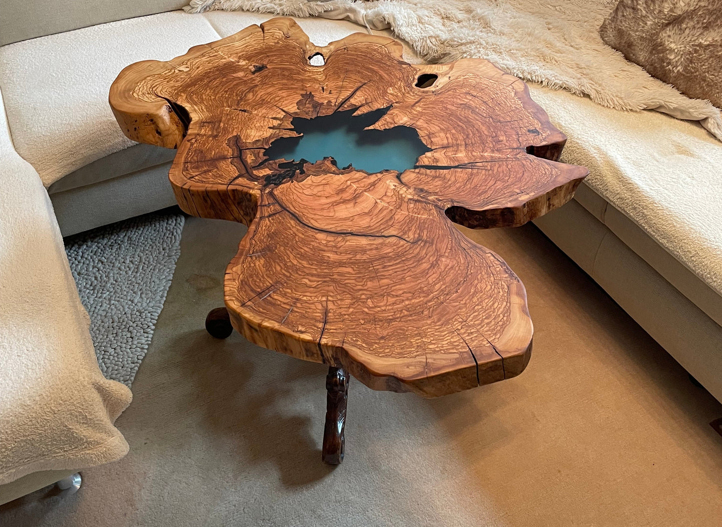 Couchtisch aus einer Olivenholzscheibe