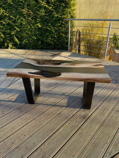 Nach Maß bestellen ! Epoxidharz-Couchtisch aus massivem Nussbaumholz – handgefertigt / Holzunikat