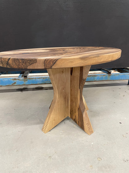Nussbaum - Massivholztisch - Ovale Form / verschiedene Größen verfügbar - Einzigartiger Tisch