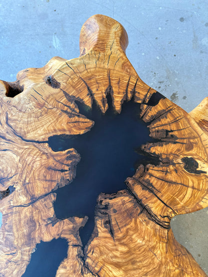 Wurzelholztisch - Olivenholzscheibe kombiniert mit Epoxidharz