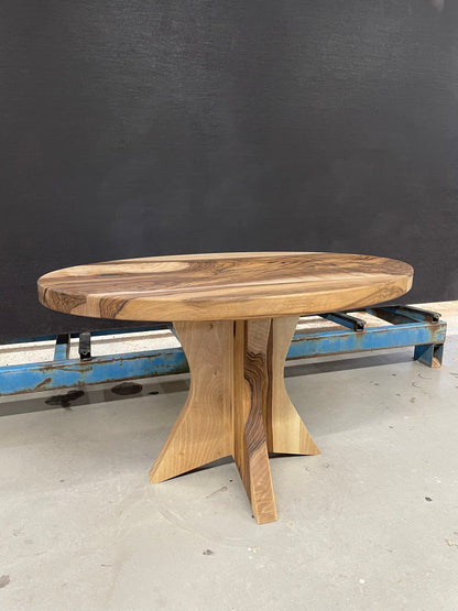 Nussbaum - Massivholztisch - Ovale Form / verschiedene Größen verfügbar - Einzigartiger Tisch
