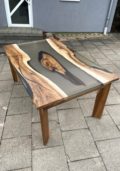 Epoxidharztisch mit europäischem Nussbaumholz / EINZELSTÜCK !! / Holzunikat aus Massivholz / Einzigartiger Tisch