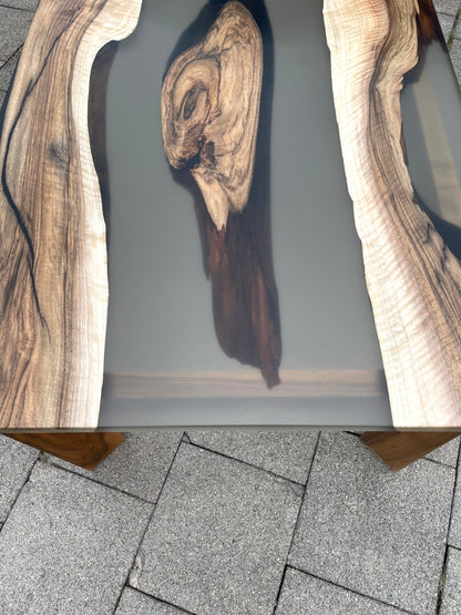 Epoxidharztisch mit europäischem Nussbaumholz / EINZELSTÜCK !! / Holzunikat aus Massivholz / Einzigartiger Tisch